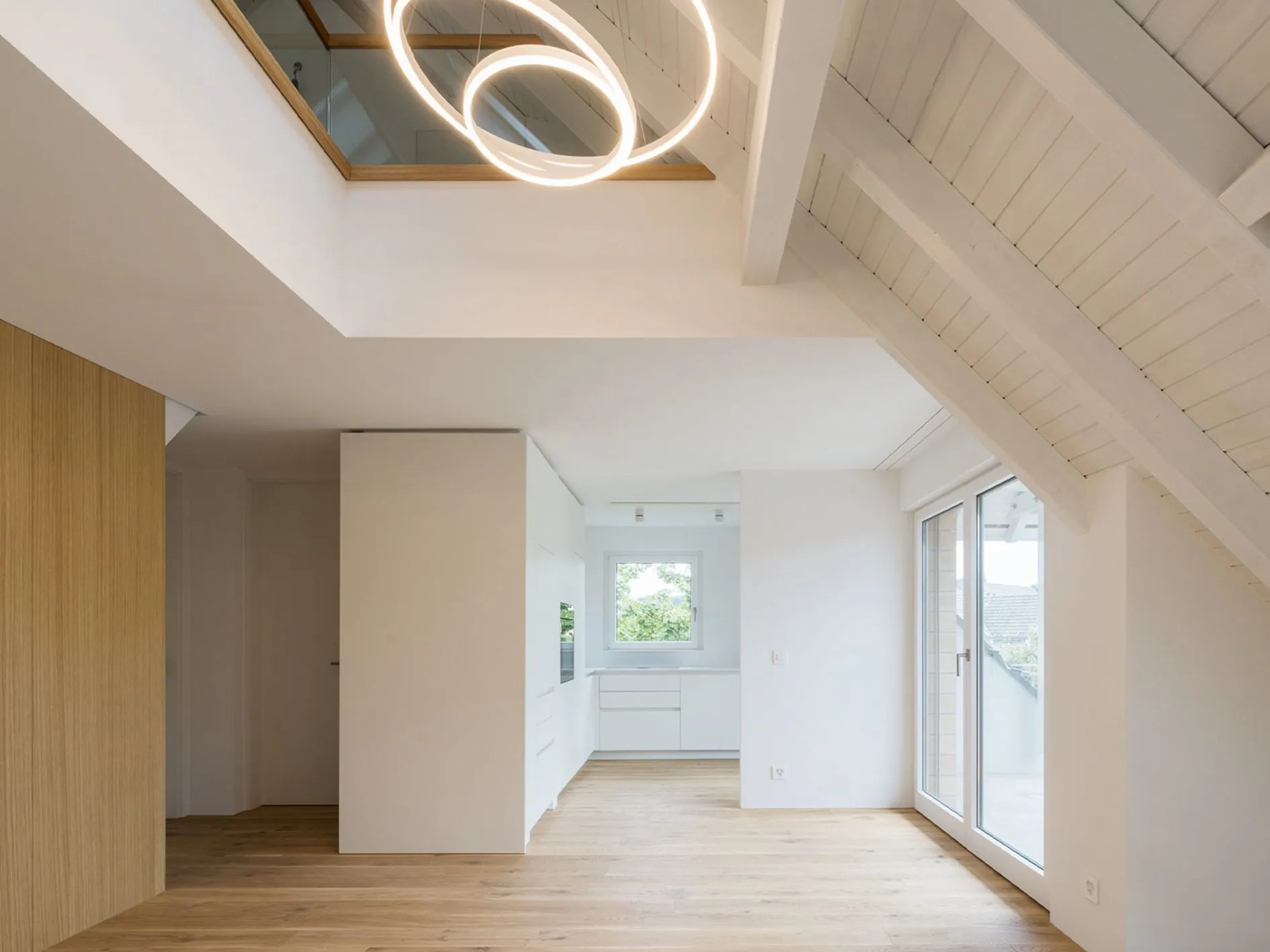 Dachgeschoss mit Oberlicht, Ringleuchte und Einbauschrank